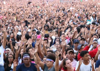 cristãos, praticantes, participantes;