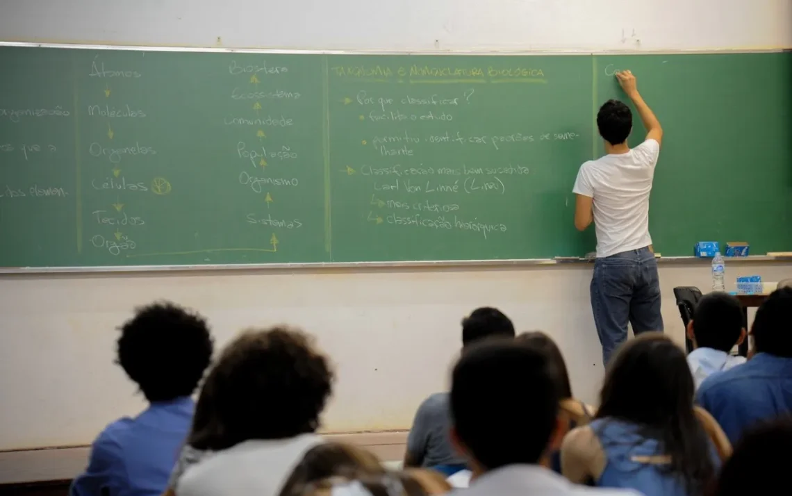 instituições de ensino, estabelecimentos educacionais, escolas estatais, estabelecimentos públicos;