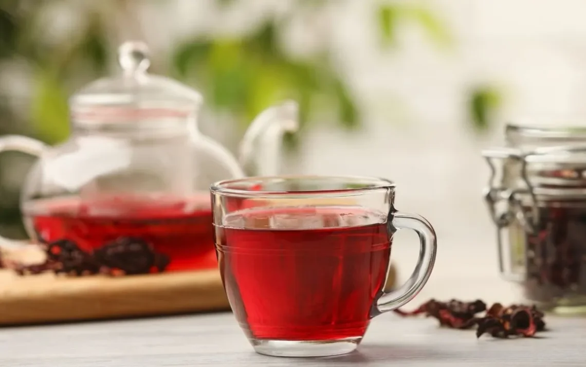 bebida de hibisco, infusão de hibisco, chá refrescante;