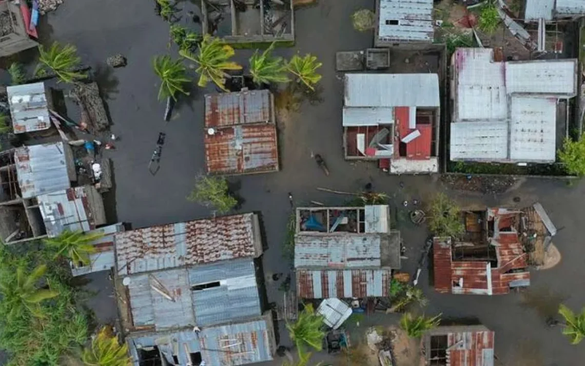 tempestade tropical;