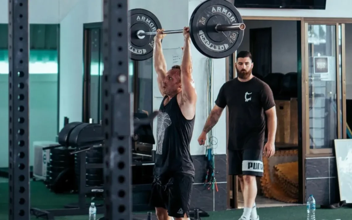 ganho de massa muscular, aumento do tamanho dos músculos, crescimento muscular;