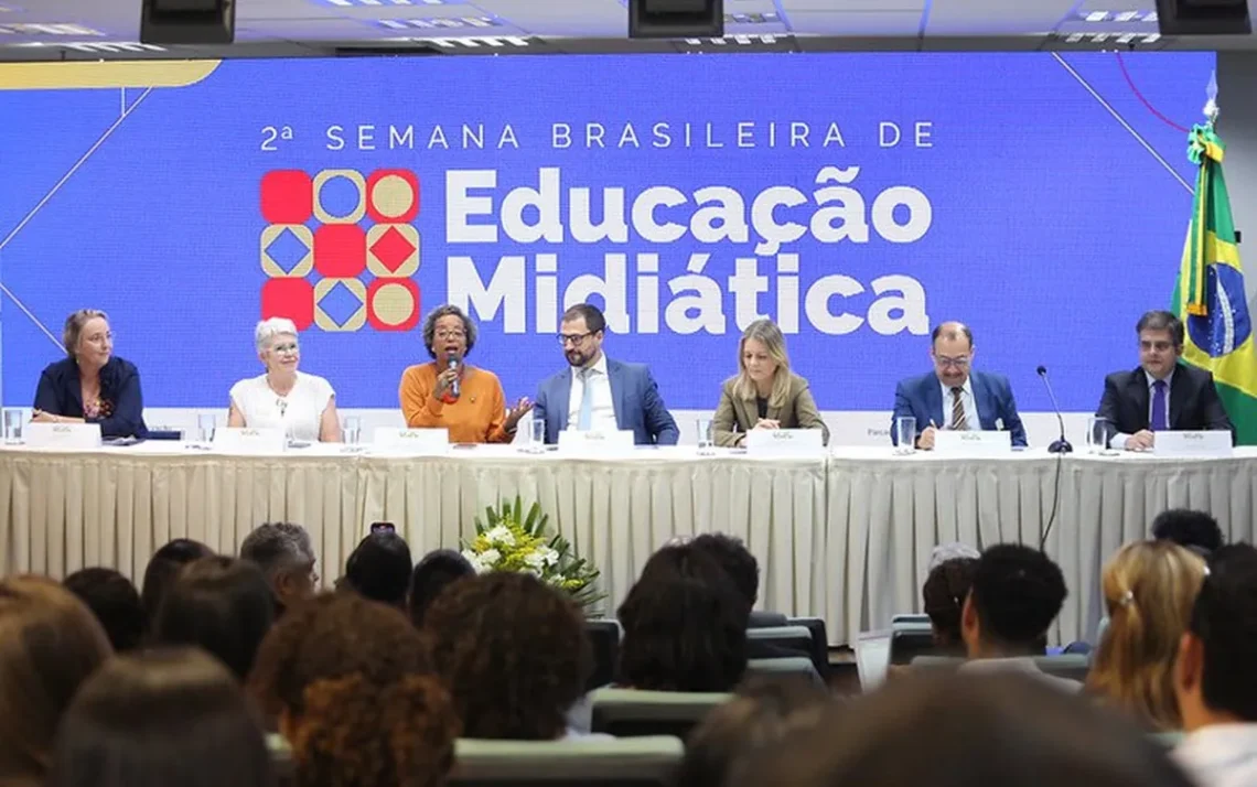 educação, política, comunicação, ambiente, digital