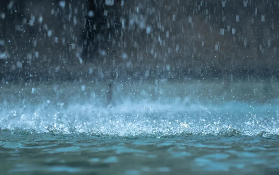 precipitação, tempestades, enxurradas;