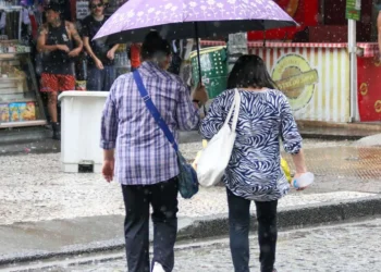 tempestade, aguaceiro, tormenta, chuvisco, chuvisqueiro, chuva forte;