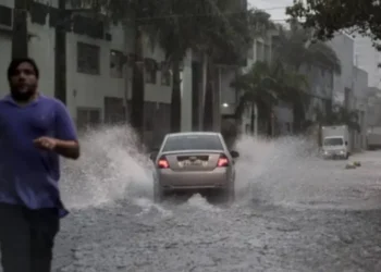 pluvial, precipitação, aguaceiro;