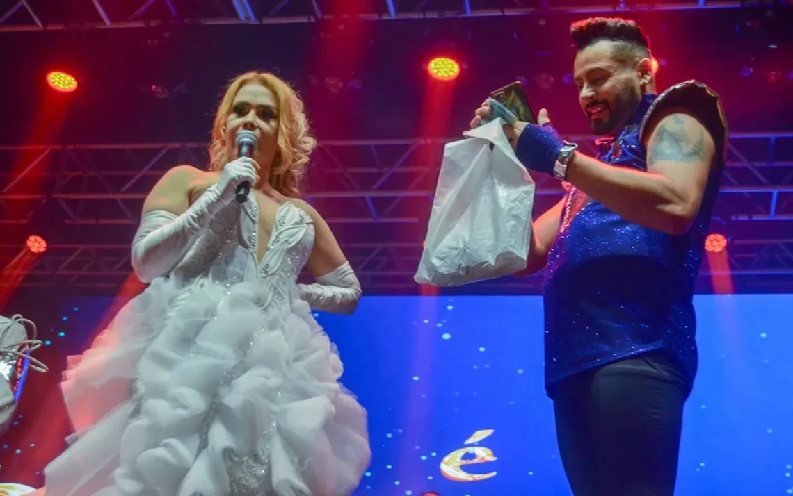 Joelma presenteia fãs com dinheiro — Foto: Araújo/AgNews - Todos os direitos: © Revista Quem