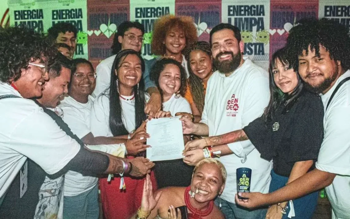 Marcus Barão, terceiro da direita para esquerda, de barba, recebe o manifesto. Ele é o representante oficial da juventude no G20. Foto: Bernardo Placidino Norah Costa, de Santarém, é educadora popular, cientistas e ativista. Teve a ideia do poema. “Esse é o papel da arte dentro da militância”, diz. Foto: Arquivo pessoal Jovens lideranças do Norte e Nordeste reunidos no Morro Santo Amaro, no Rio de Janeiro. Voz poética de evento paralelo chegou ao principal. Foto: Bernardo Placidino - Todos os direitos: @ Terra