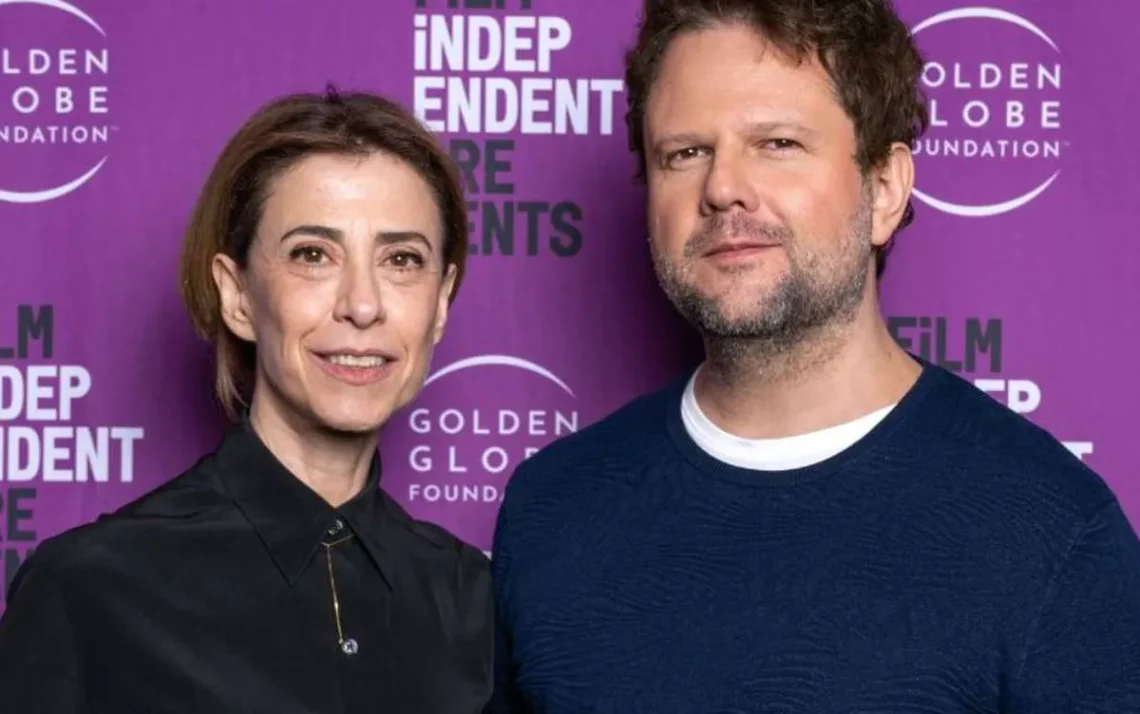 Fernanda Torres e Selton Mello em Los Angeles, Califórnia, para promover o filme 'Ainda Estou Aqui' Foto: Amanda Edwards/Getty Images for Film Independent Cartaz na frente do cinema anunciou concurso de sósias de Selton Mello no Rio Foto: Reprodução/Instagram - Todos os direitos: @ Terra