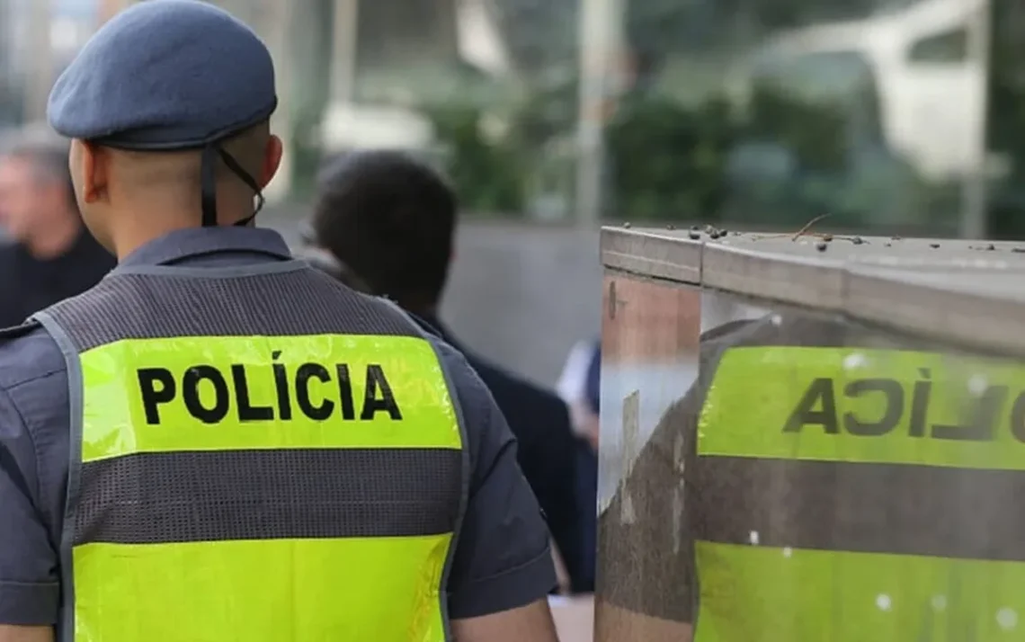 policiais, militares;