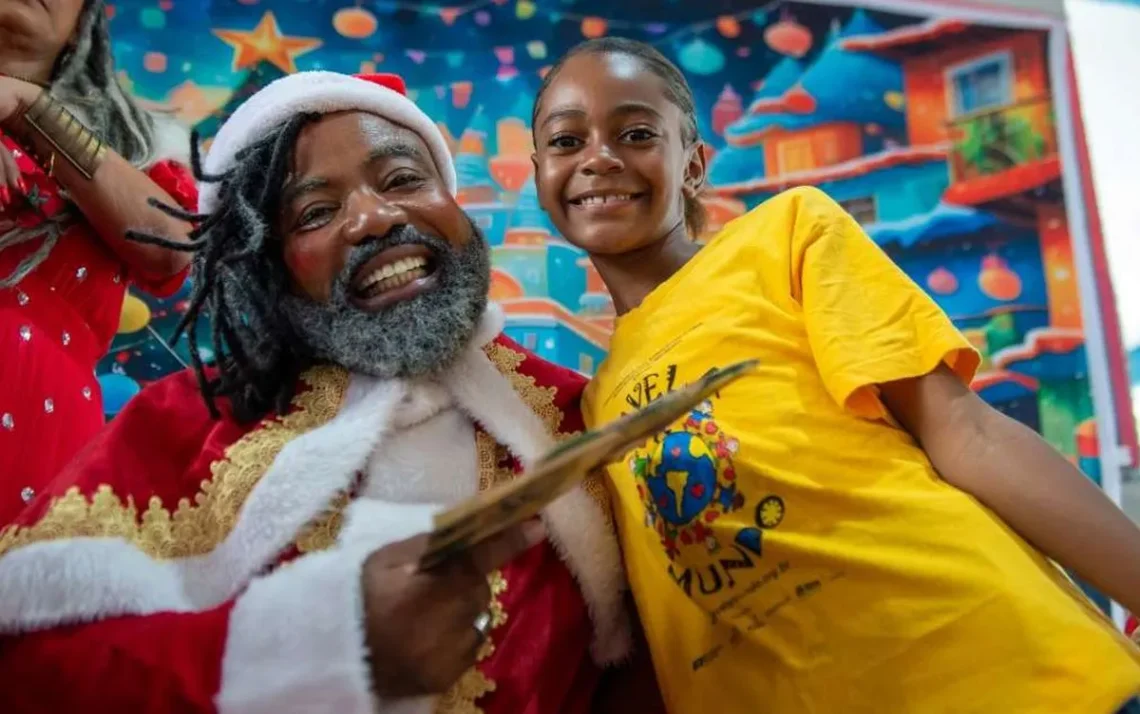 O ator, diretor e escritor Rodrigo França encarnou o Papai Noel negro. “As crianças alisam o cabelo, percebem a textura”, diz. Foto: Raphael Pizzino - Todos os direitos: @ Terra