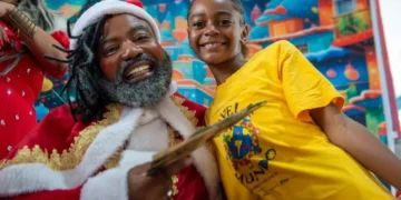 O ator, diretor e escritor Rodrigo França encarnou o Papai Noel negro. “As crianças alisam o cabelo, percebem a textura”, diz. Foto: Raphael Pizzino - Todos os direitos: @ Terra