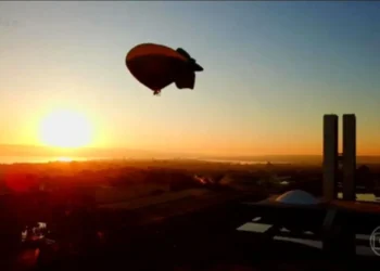 zeppelin, aeroplano, balão, aeróstato, aeronave-leve;