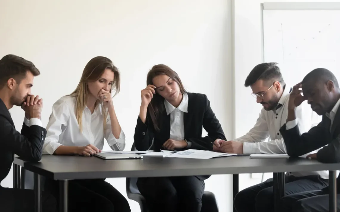 trabalho remoto, trabalho híbrido, trabalho presencial;